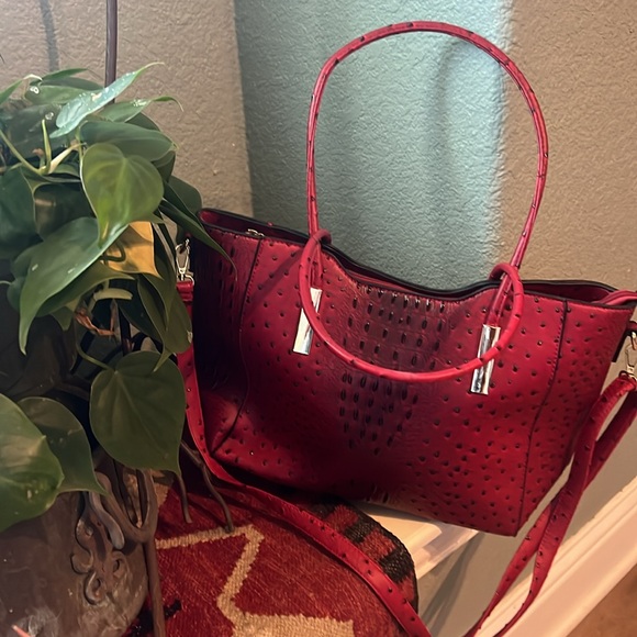 Beautiful vegan ostrich red tote w/zipper excellent condition inside and out - Picture 4 of 13